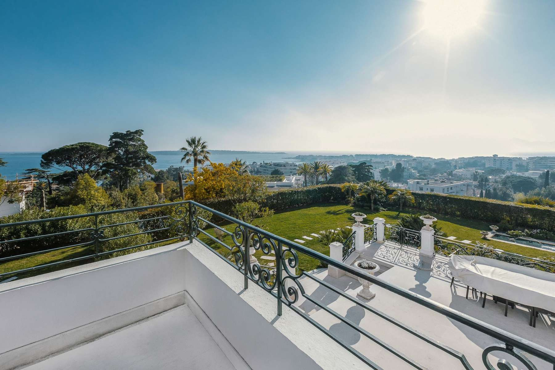 Cannes Californie Duplex with Sea Views and Belle Époque Elegance