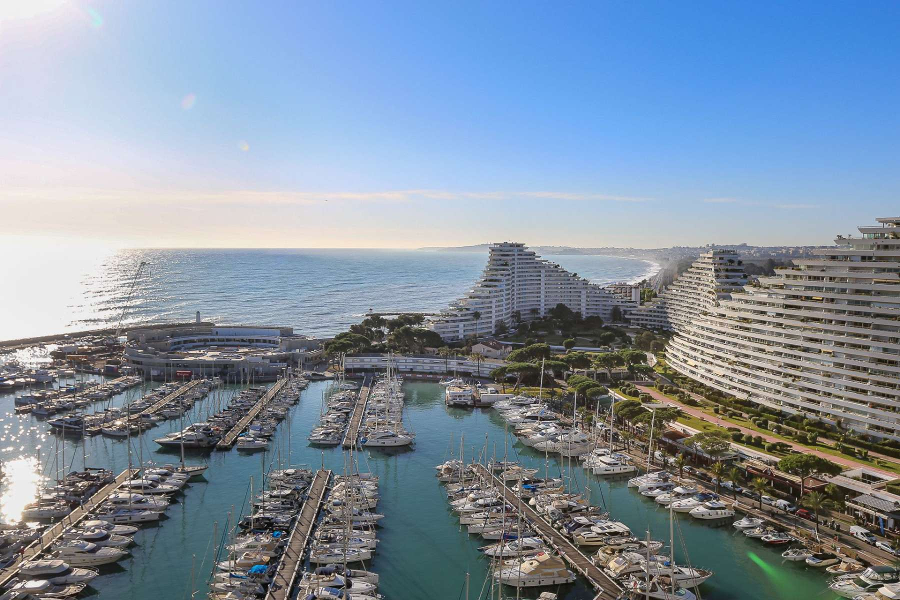 Seaside Apartment in Marina Baie des Anges with Sea Views