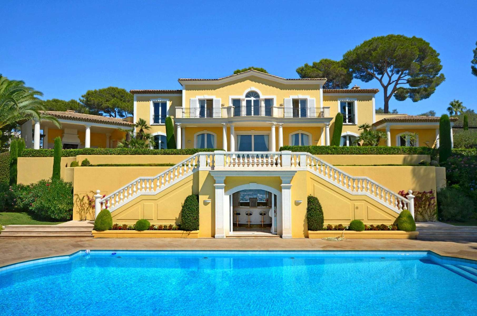 Продаж вілли на пагорбах Cannes площею 1000 кв. з панорамним видом на море