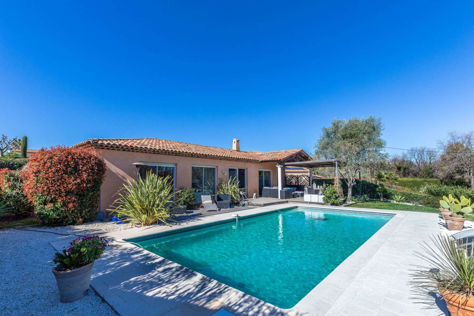 Villa with private pool in a quiet gated residence in Biot