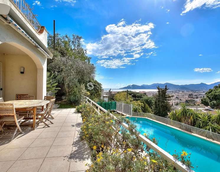 Sea view villa in Cannes close to Croisette beach - ref 1573