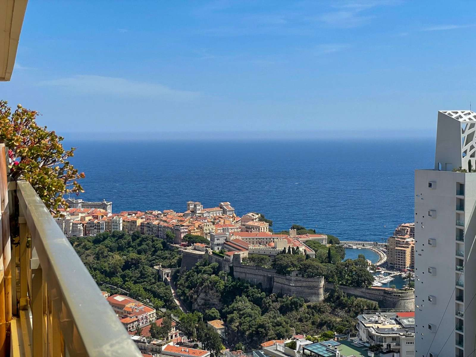 Двухкомнатная квартира в Монако с красивым видом