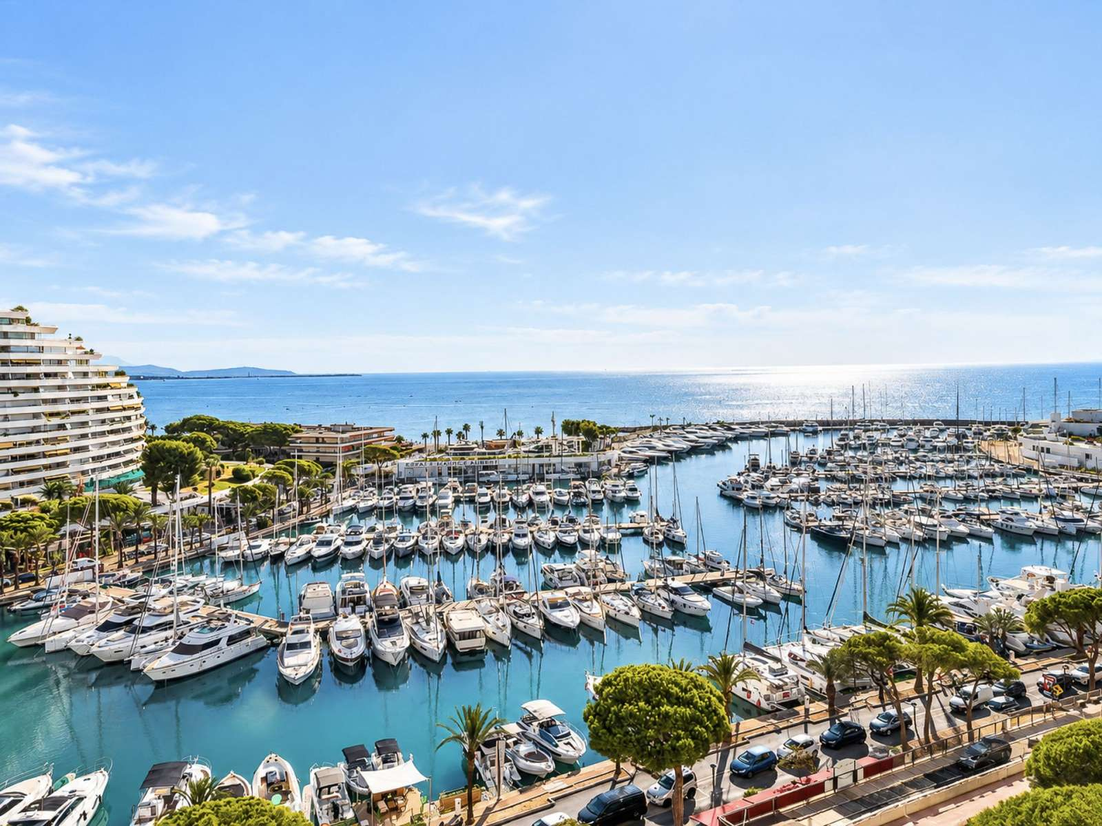 Appartement rénové avec vue mer à Marina Baie des Anges