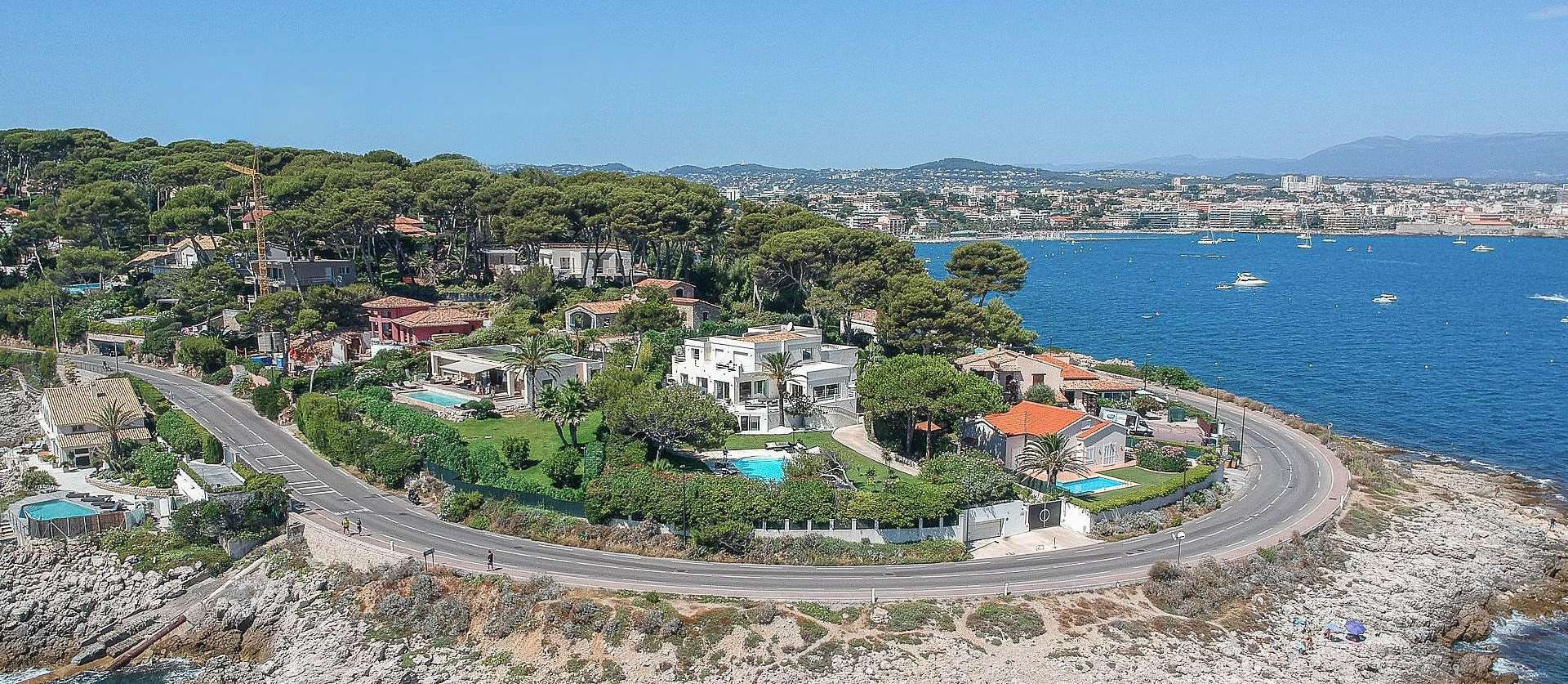 Modern villa in Cap d'Antibes close to the sea – 1408