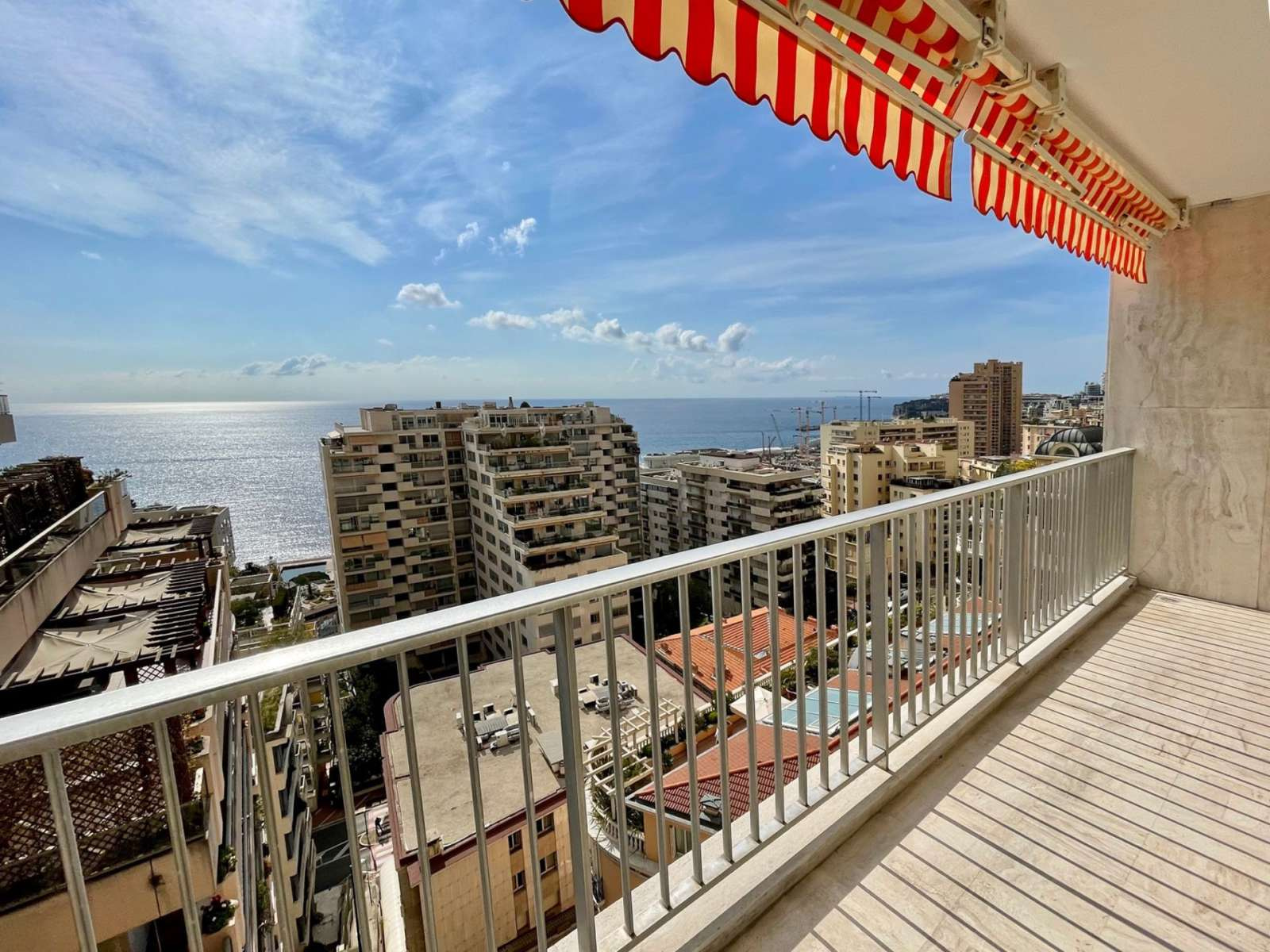 Квартира с видом на море в Монако в районе Ла Русс