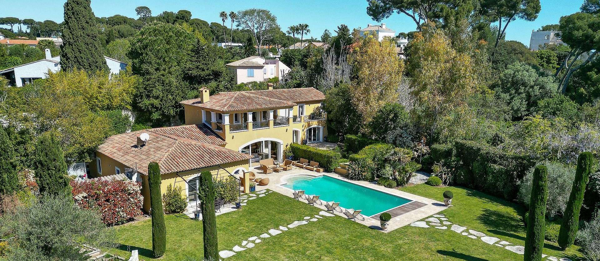 Tranquil and Spacious Cap d'Antibes Villa with Expansive Gardens - Ref 1411