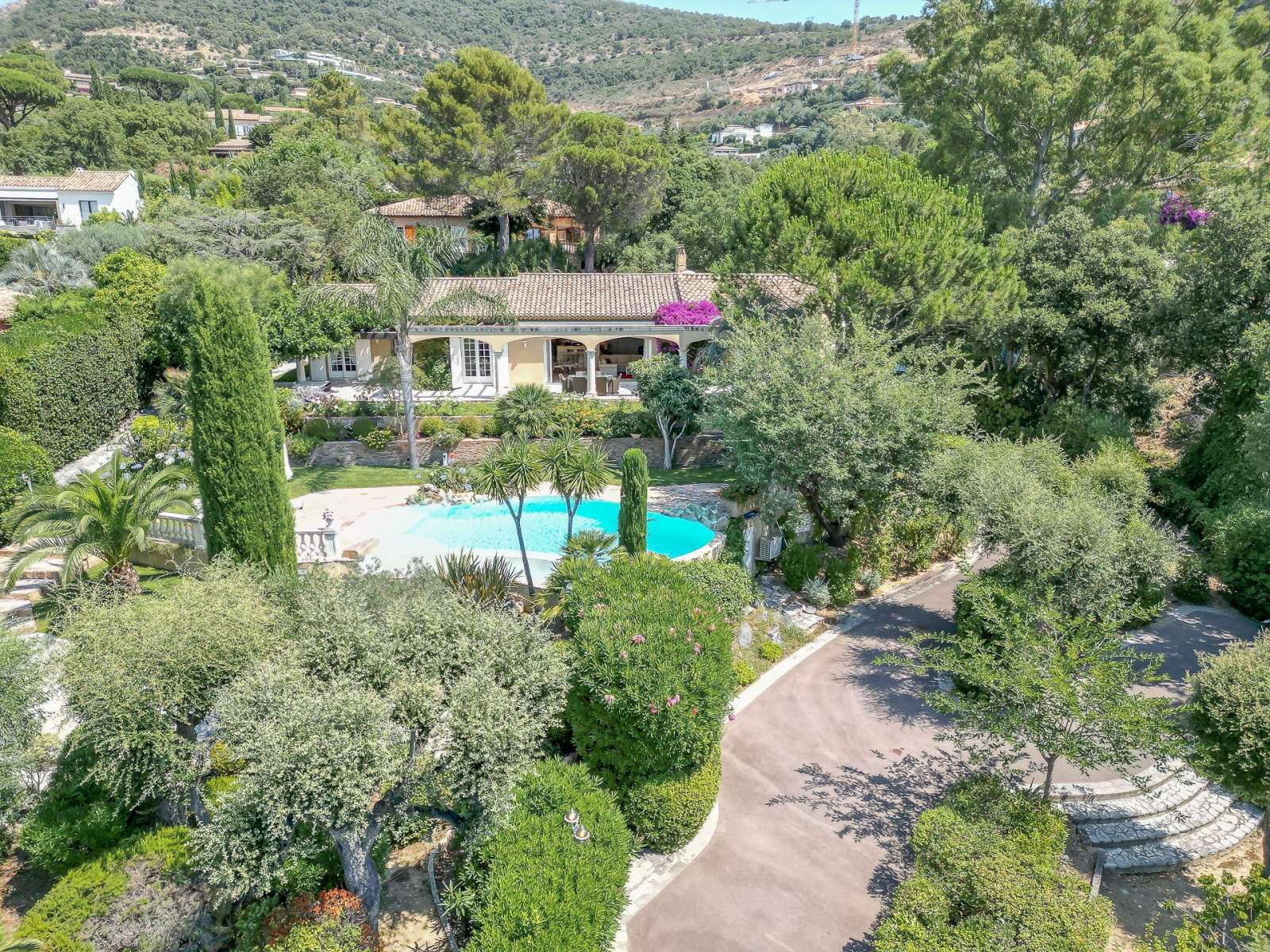Luxury Villa in Beauvallon – Private Gated Estate Near Saint-Tropez