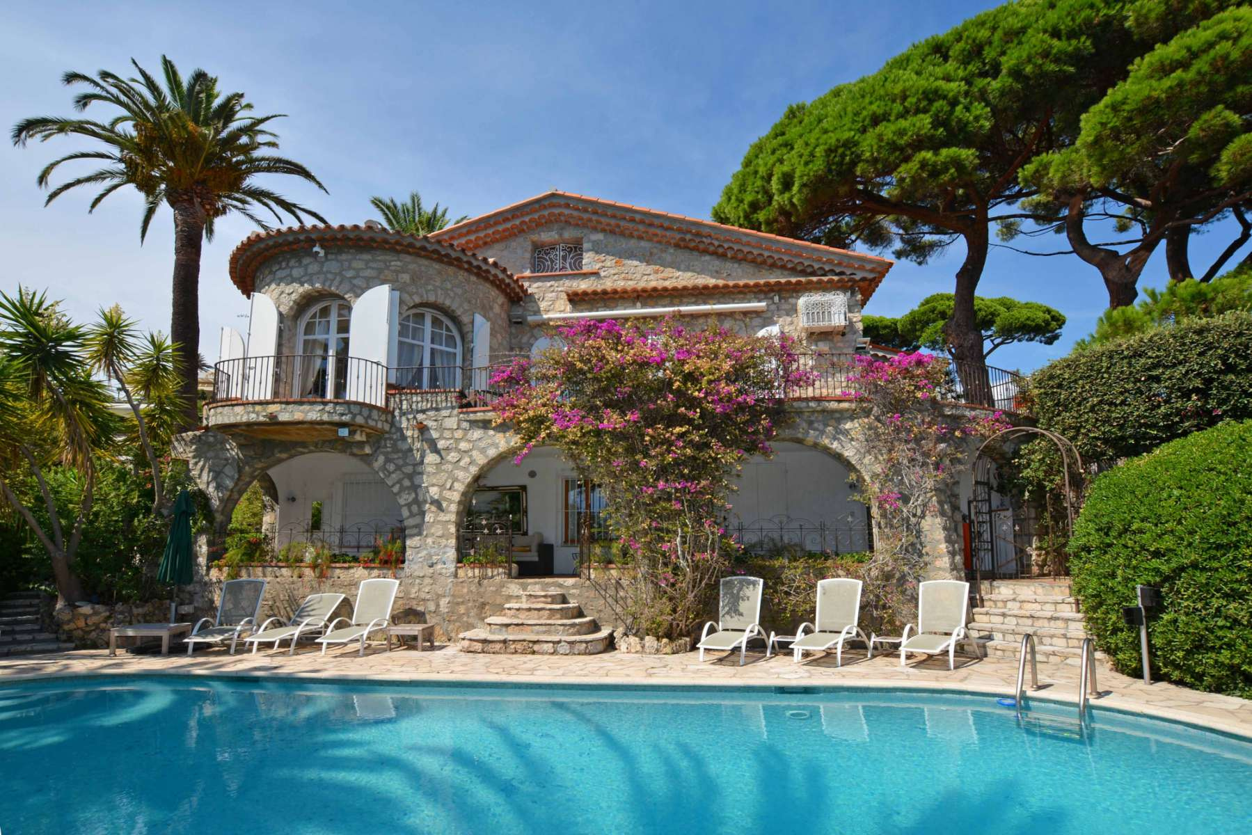 Location d'une villa dans un domaine fermé vue mer à Cannes
