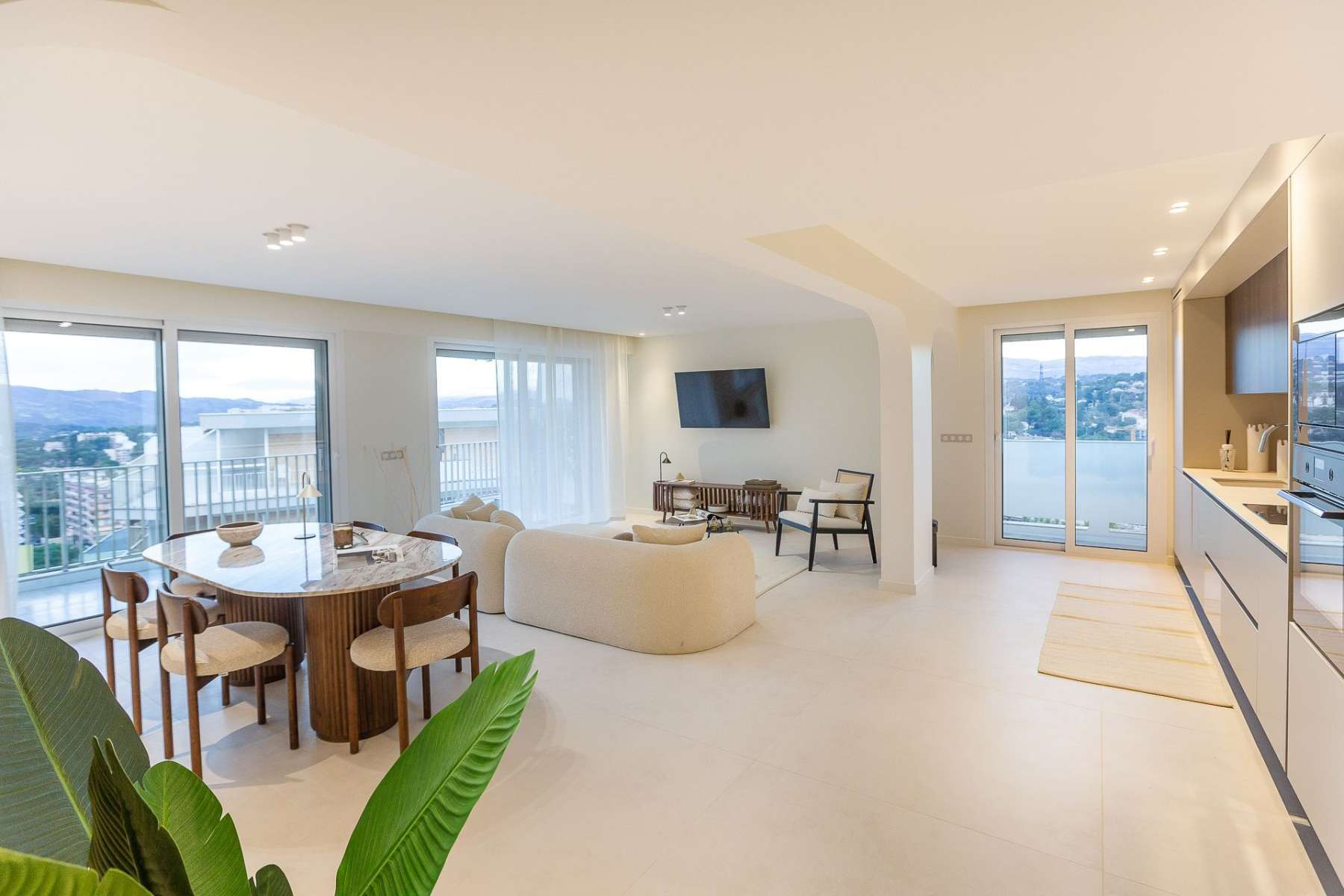 Апартаменты с видом на море в резиденции с бассейном и теннисным кортом