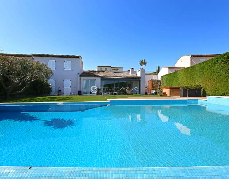 Продаж вілли в закритому домені Villeneuve-Loubet з гарним видом на море - ref 1530