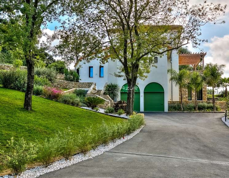 Villa familiale avec une vue panoramique sur le vieux village de Mougins - ref 1517