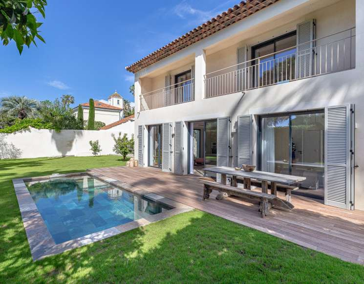 Новая вилла в 200 метрах до моря на Кап Антиб - ref 1404