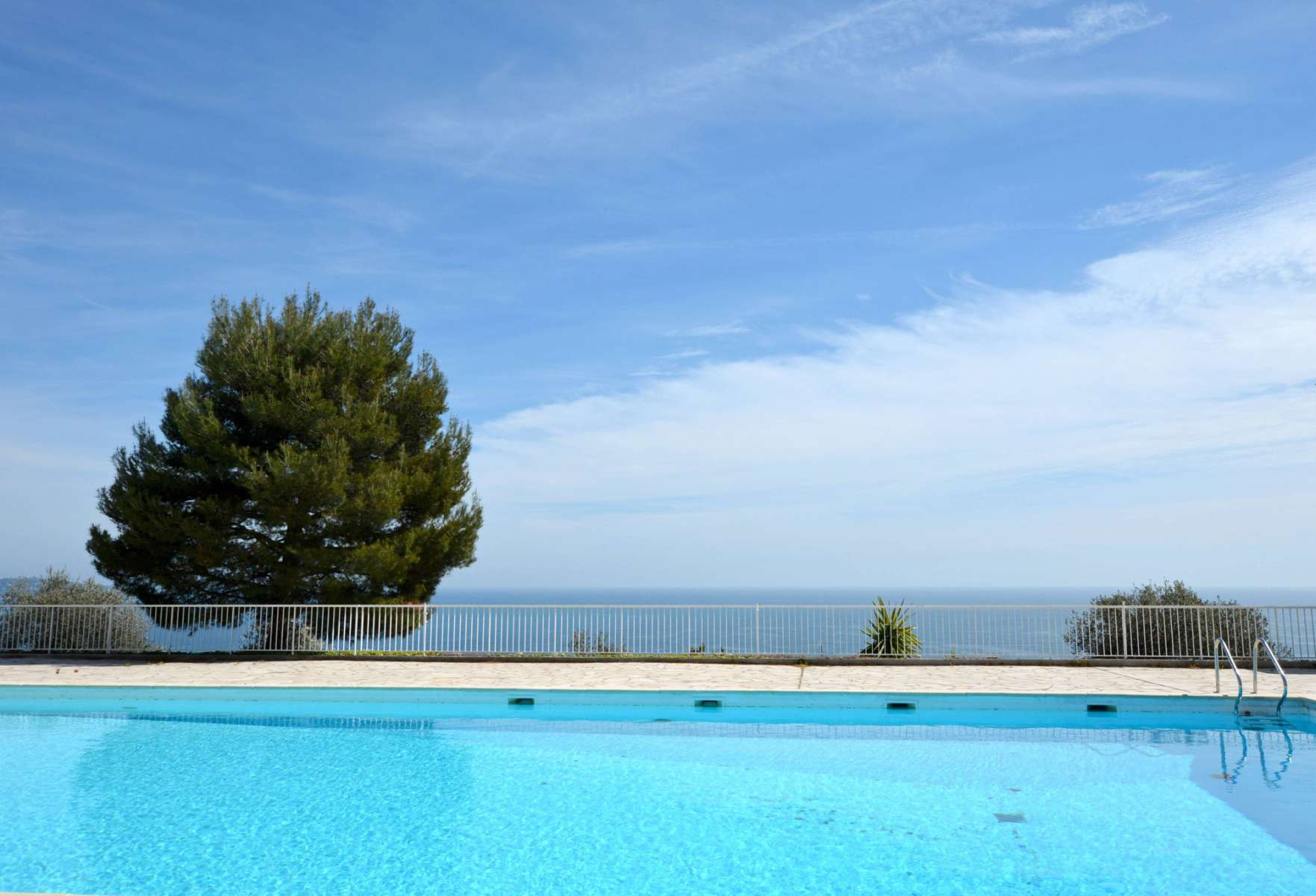 Оренда апартаментів з панорамним видом на море в резиденції з басейном в Nice