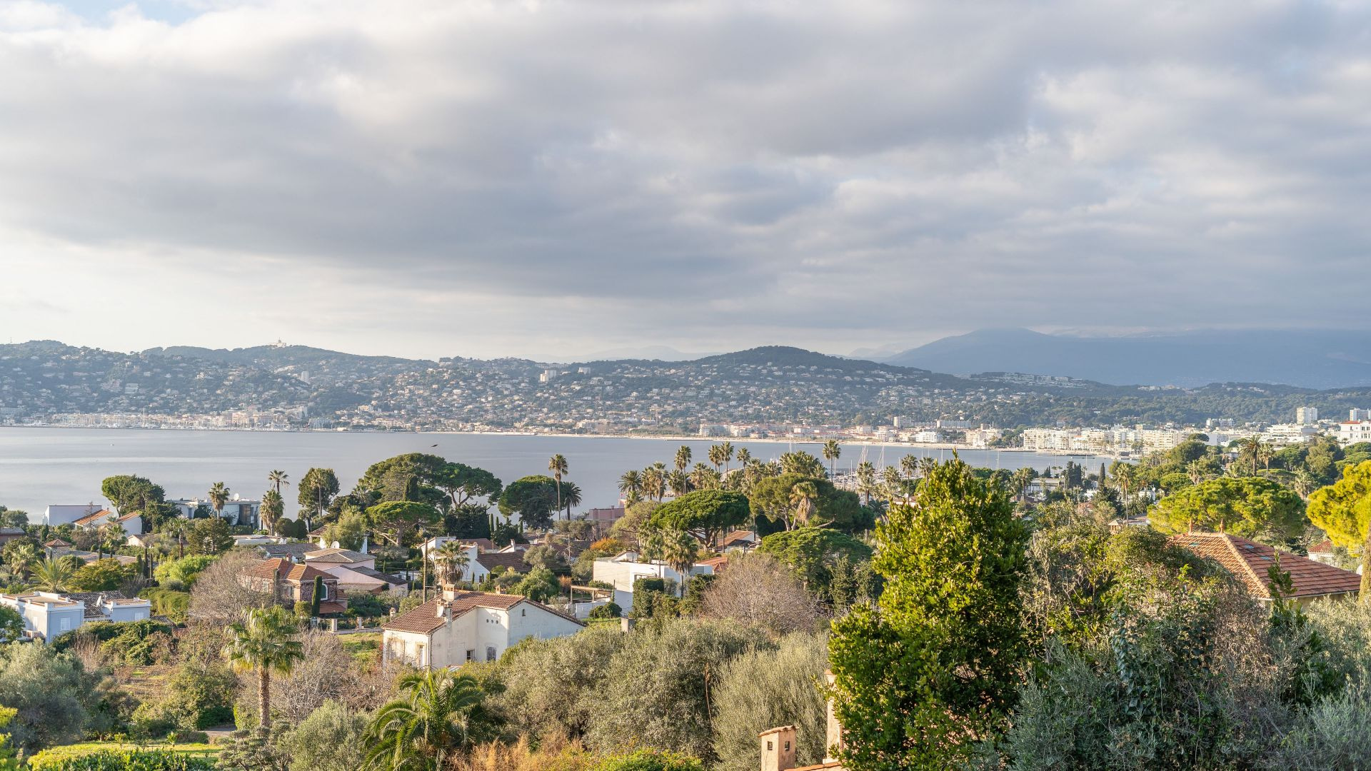 Sea View 4-Bedroom Apartment in Cap d'Antibes