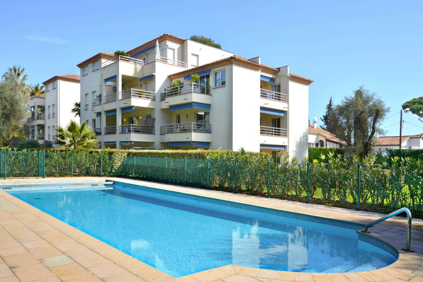 Location d'appartement dans une résidence fermée avec piscine à Cap d'Antibes