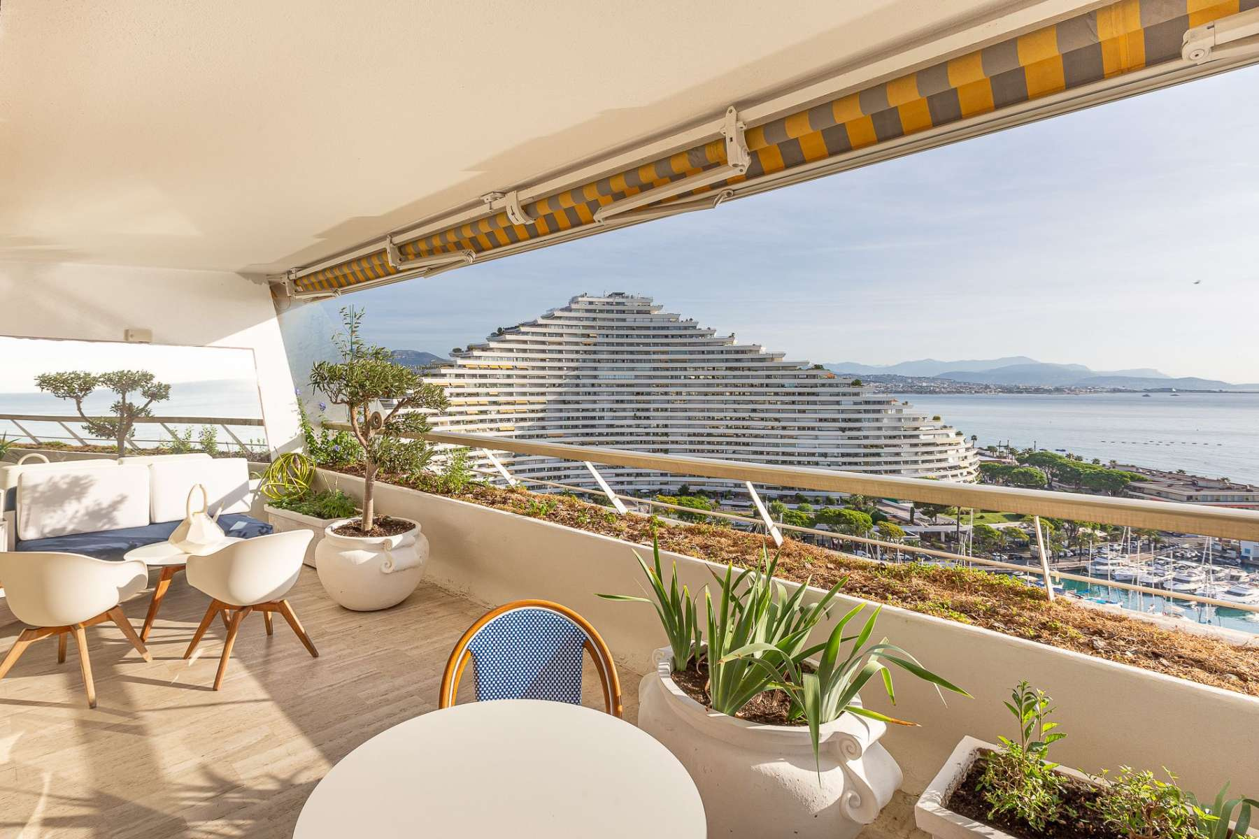 Appartement 3 pieces avec vue mer panoramique — Marina Baie des Anges