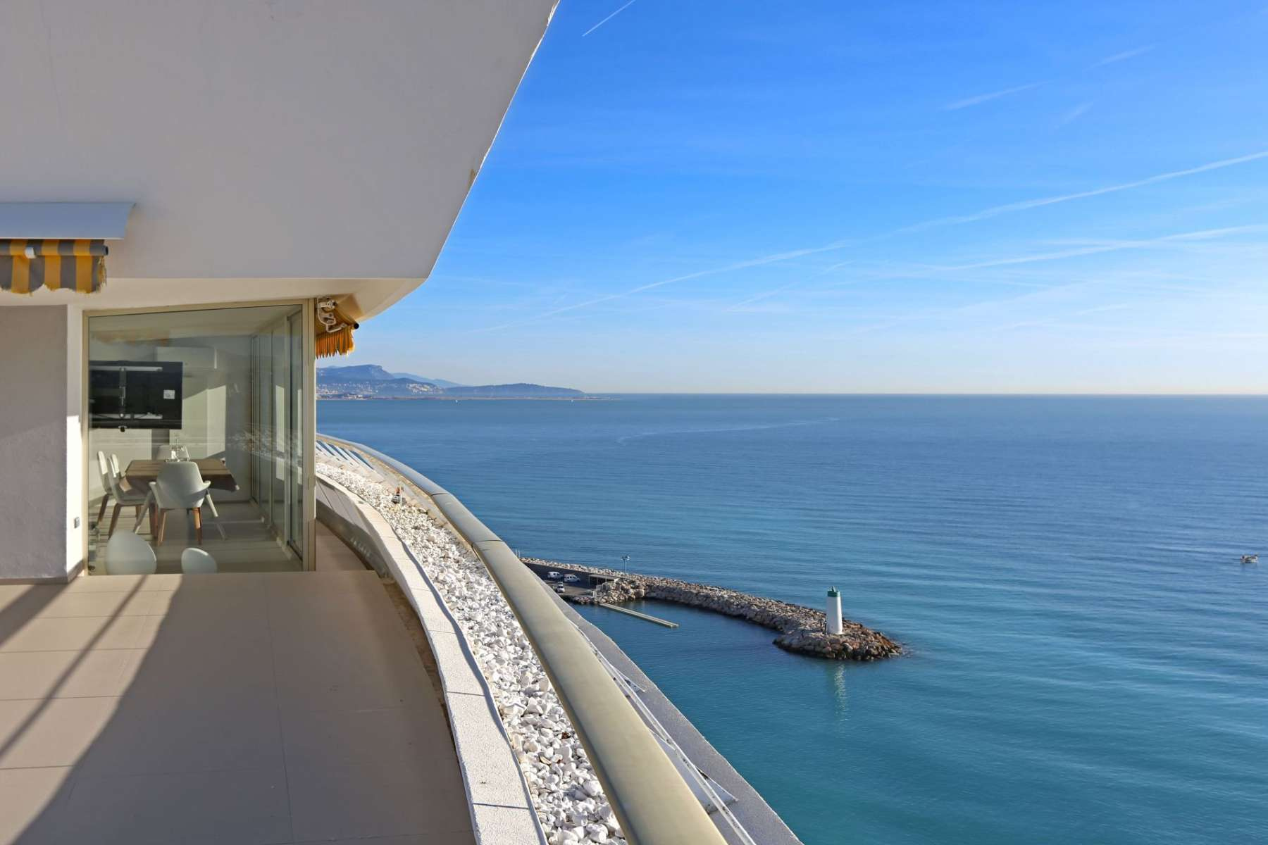 Апартаменты с панорамным видом на море в Marina Baie des Anges