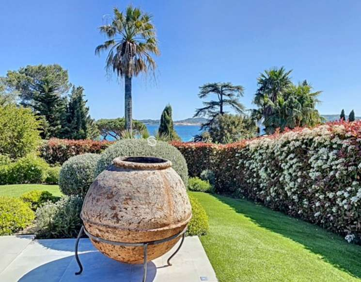 Modern Grimaud Villa with Panoramic Sea and Saint-Tropez Views - ref 4119