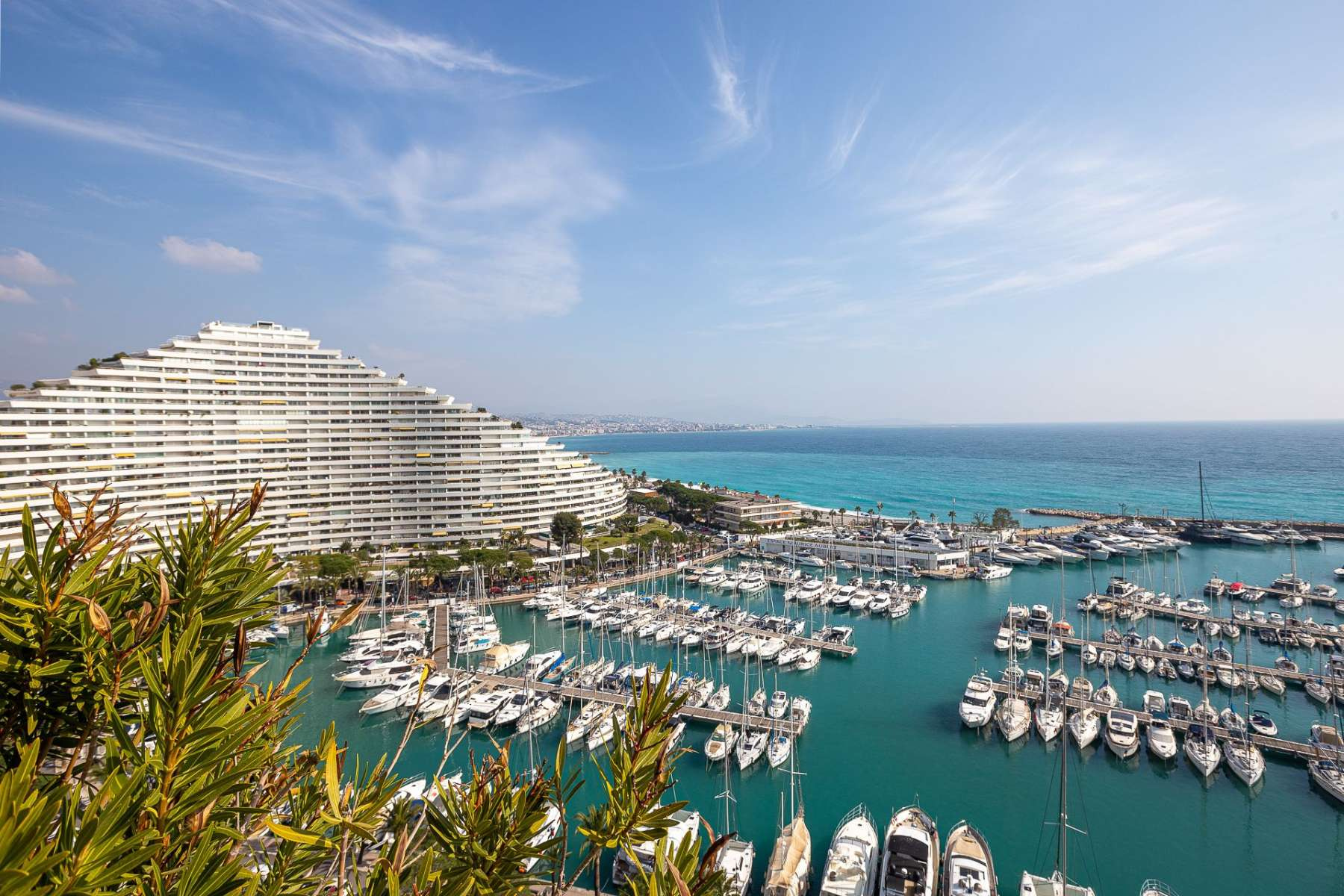 Квартира з великою терасою і видом на море в Marina Baie des Anges