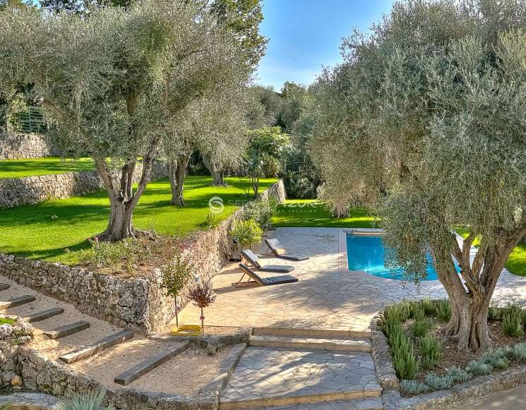 Villa familiale avec une vue panoramique sur le vieux village de Mougins - ref 1517