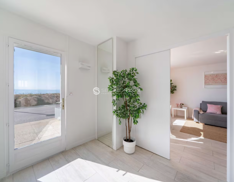 fully renovated apartment located in the heart of the iconic Marina Baie des Anges -&nbsp;ref&nbsp;6353