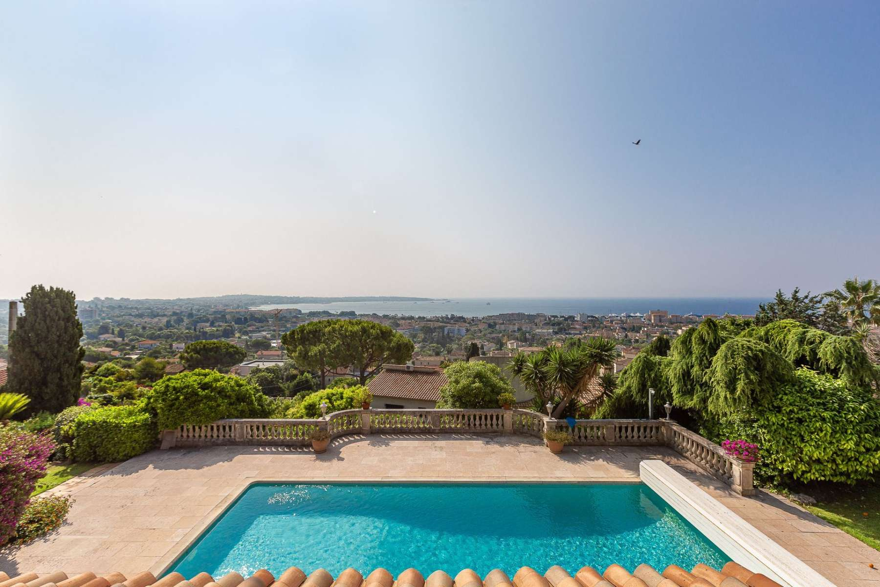 Villa avec vue mer à Golfe-Juan dans un domaine privé proche plages
