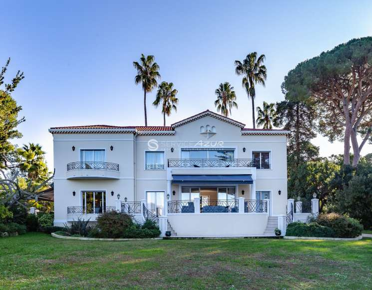 Belle propriété aux prestations luxueuses située au Cap d’Antibes à quelques mètres de la mer - ref 1418
