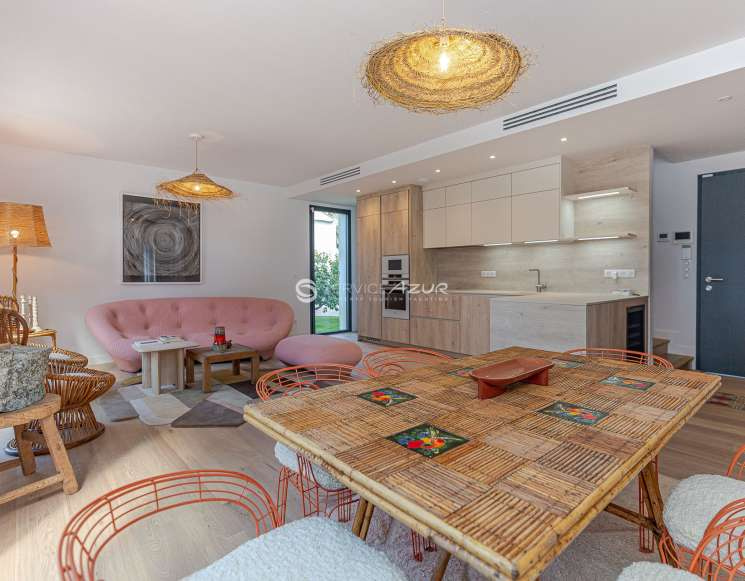 Новая вилла в 200 метрах до моря на Кап Антиб - ref 1404