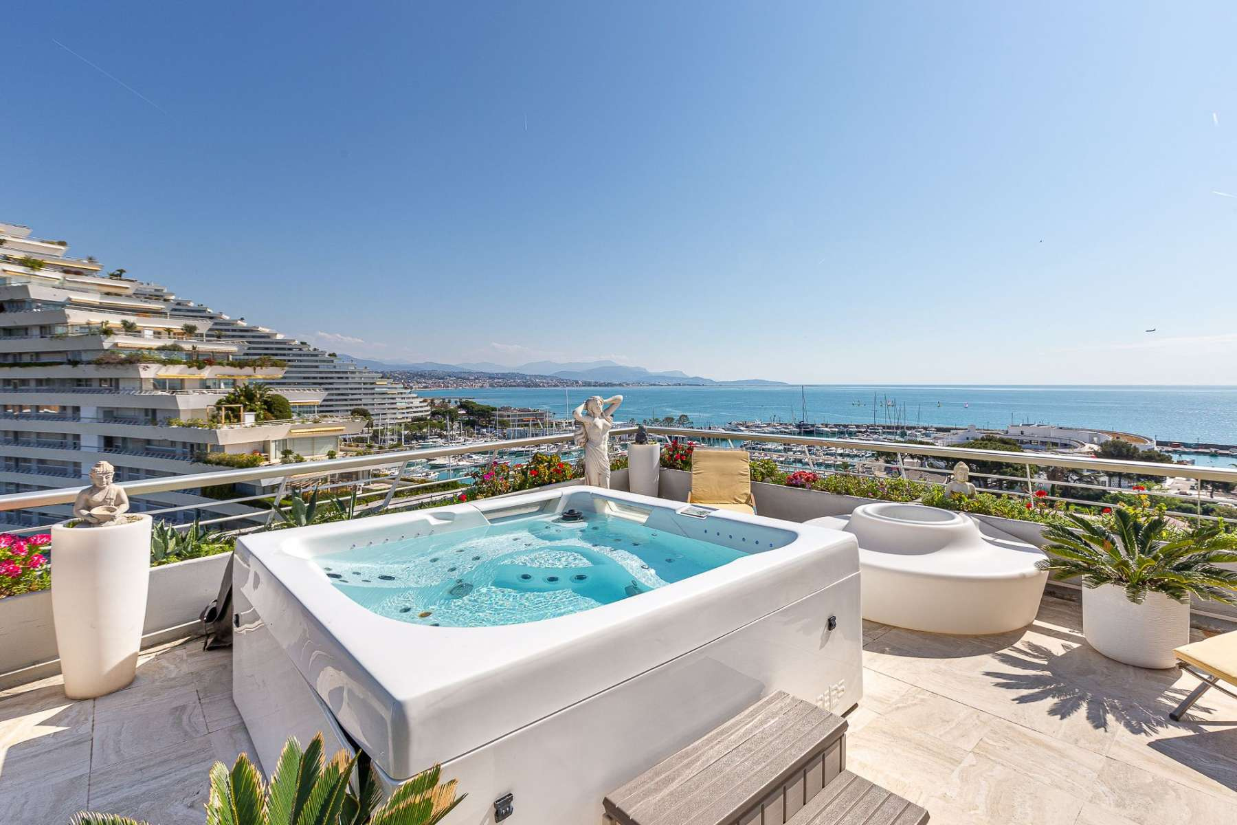 Apartment with Panoramic Sea Views in Marina Baie des Anges