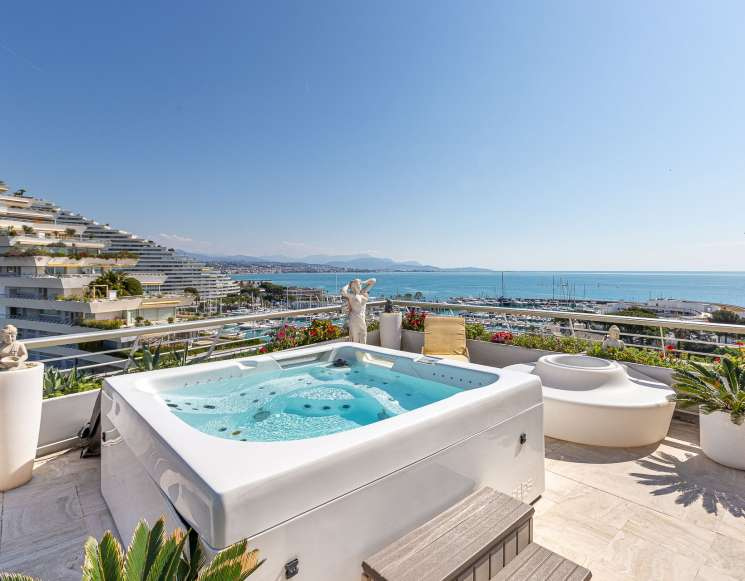 Апартаменти з панорамним видом на море в Marina Baie des Anges - ref 6004