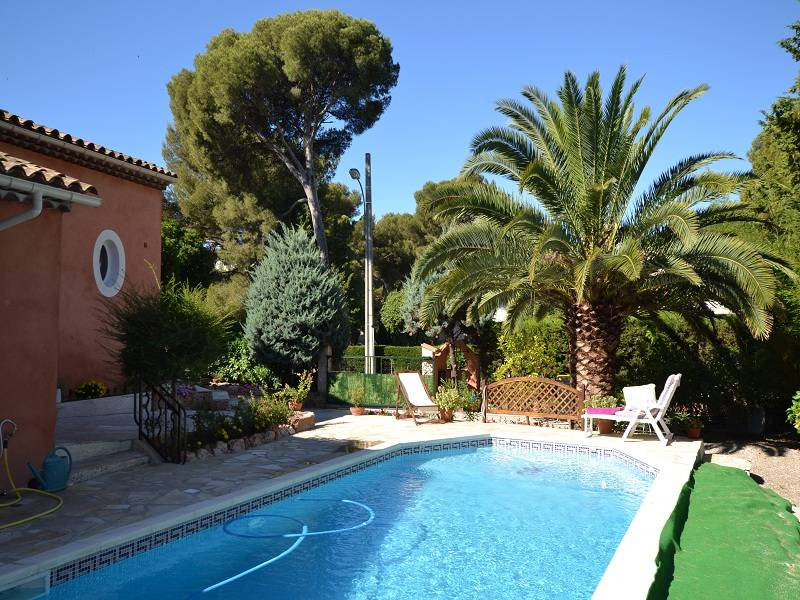 Rent villa in closed area in Saint Raphael