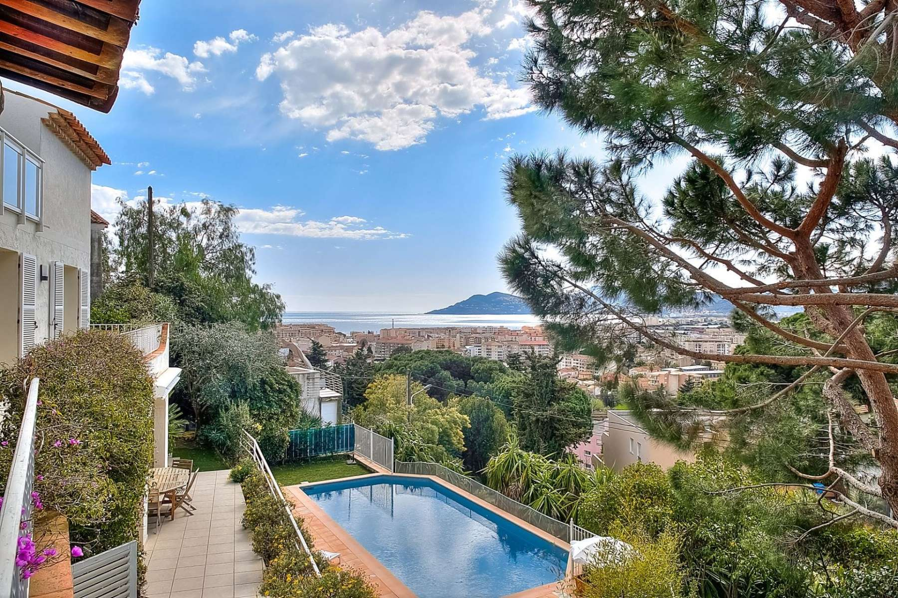 Sea view villa in Cannes close to Croisette beach