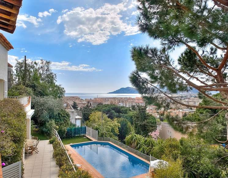 Sea view villa in Cannes close to Croisette beach - ref 1573