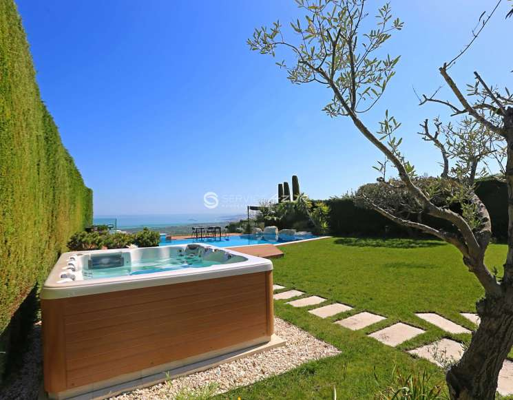 Продаж вілли в закритому домені Villeneuve-Loubet з гарним видом на море - ref 1530