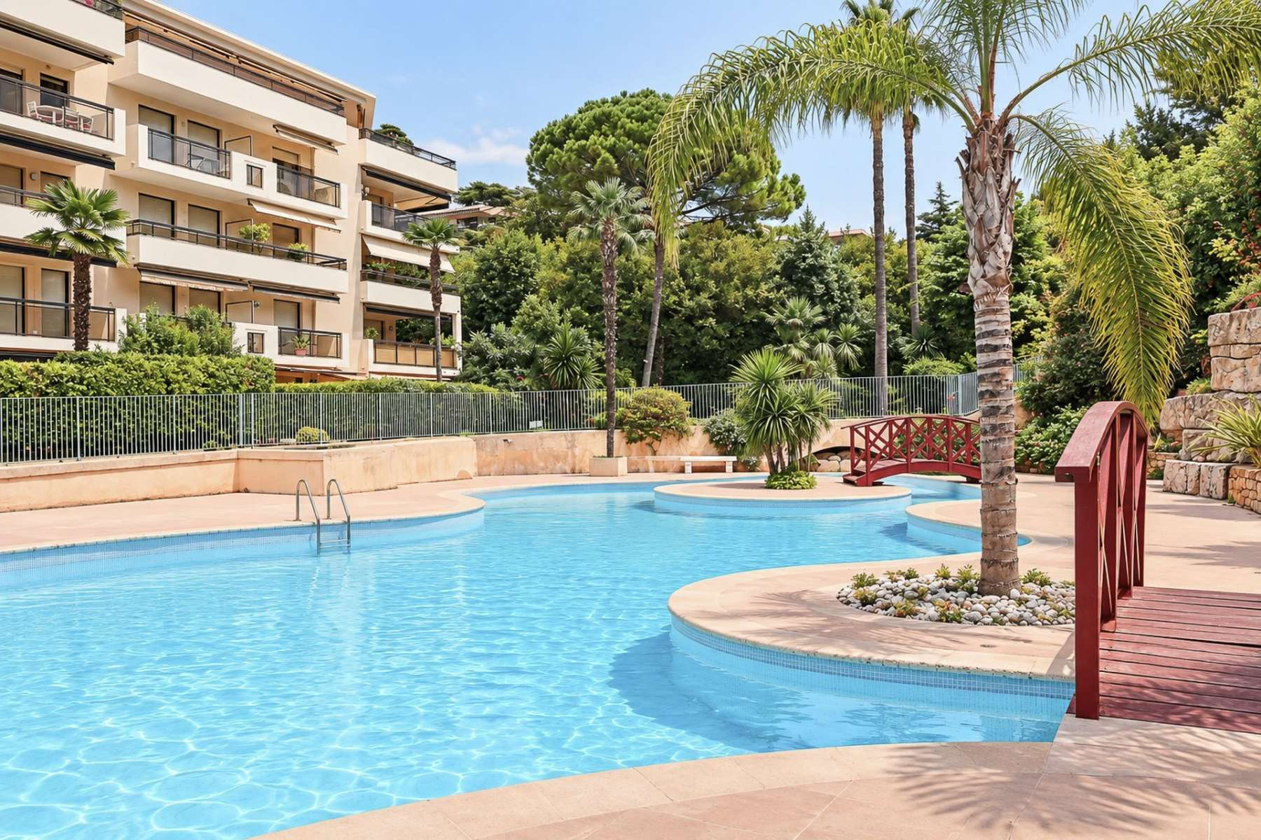 Appartement avec jardin privatif dans une résidence avec piscine et court de tennis