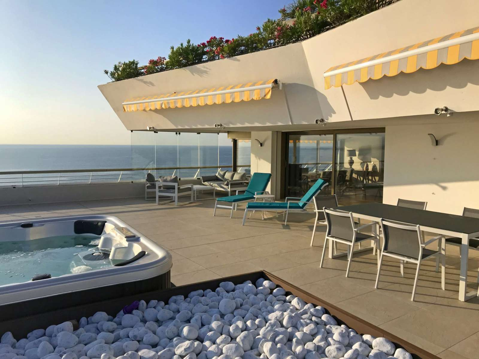 Luxueux appartement à Marina Baie des Anges avec terrasse de 150 m²