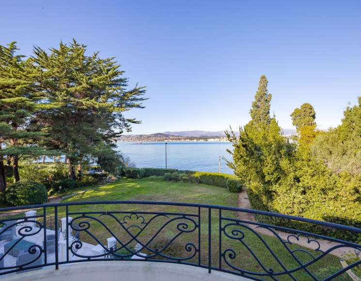 Belle propriété aux prestations luxueuses située au Cap d’Antibes à quelques mètres de la mer - ref 1418