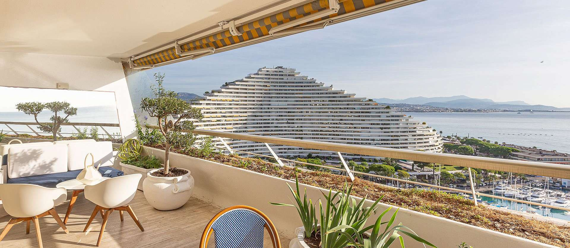 Sea view apartment in Marina Baie des Anges - ref 5326