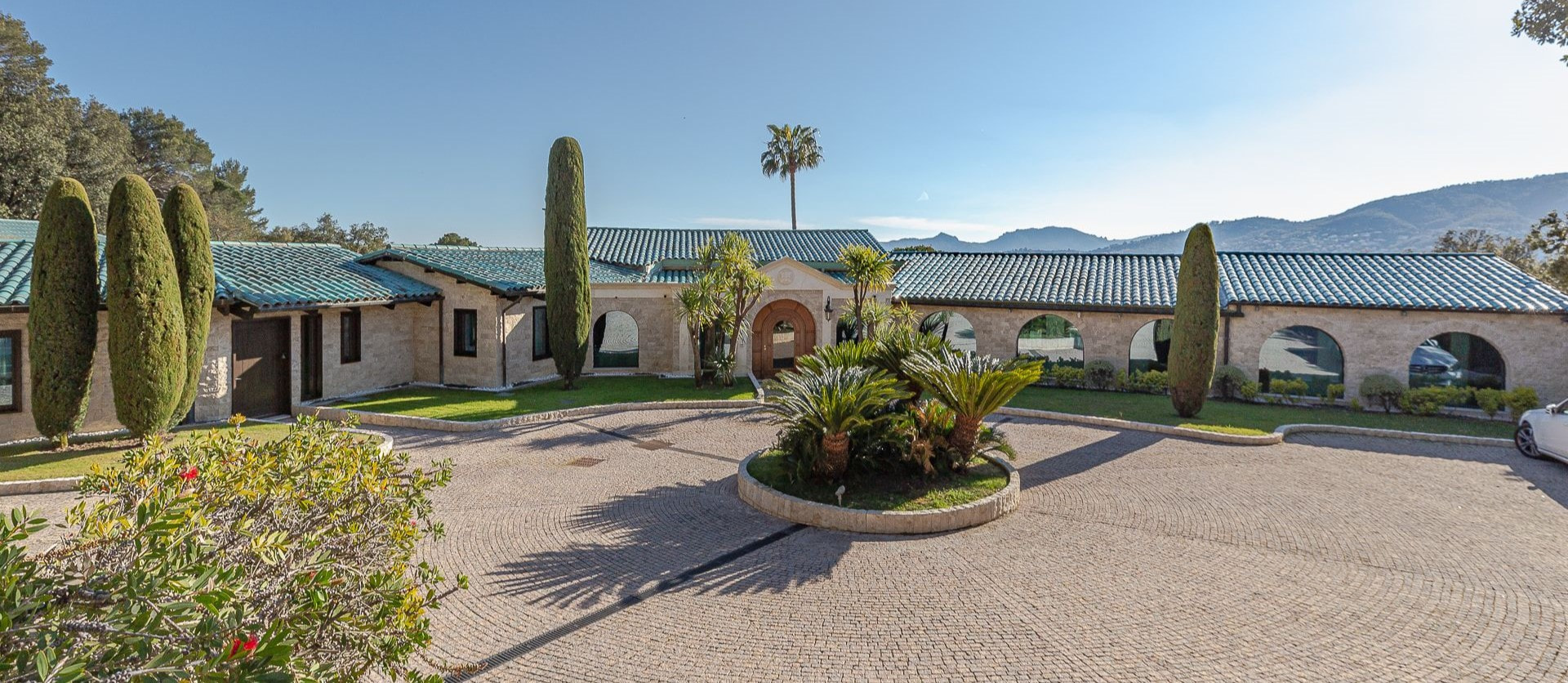 Spacious 550 sqm Villa in Secure Mougins Estate on 2-Ha Ground - Ref 1557