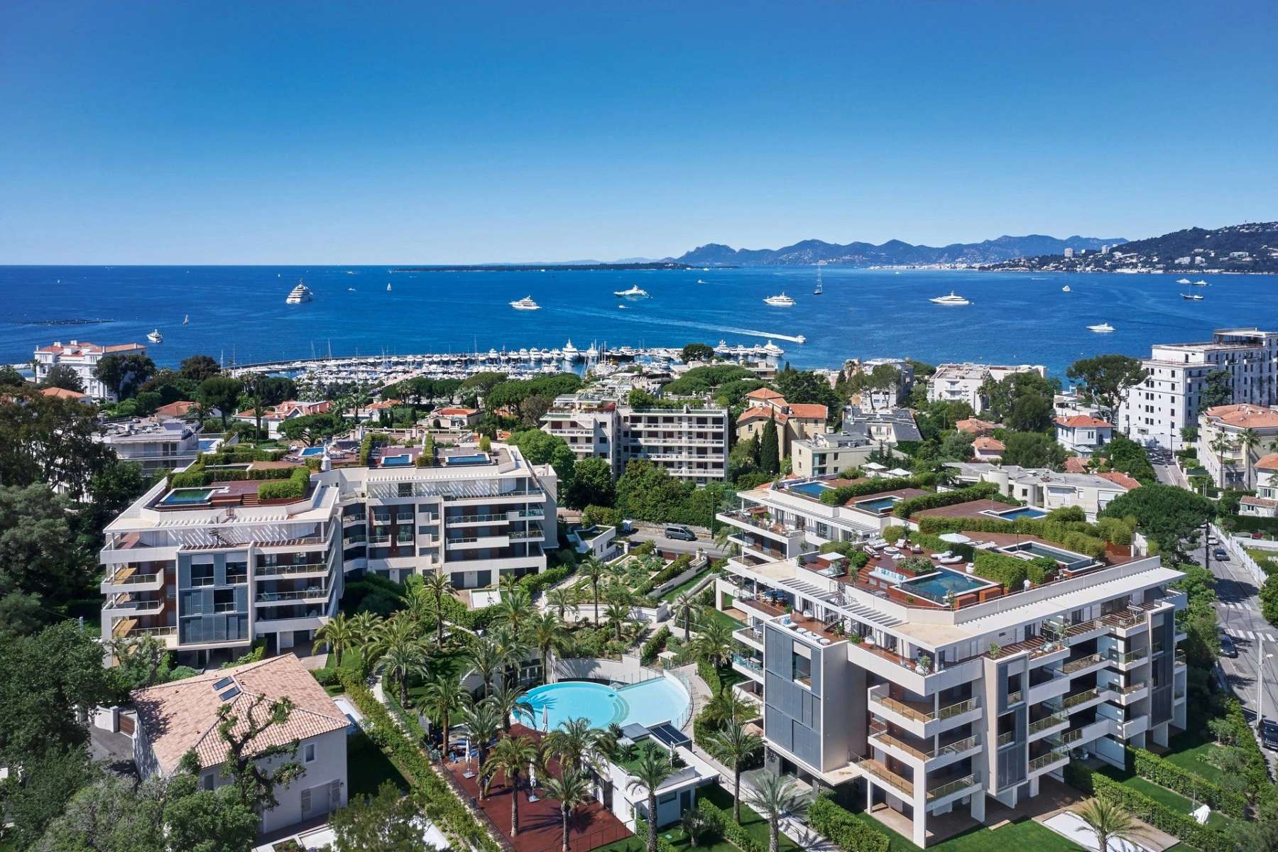 Duplex with roof top sea view terrasse and private pool in Cap d’Antibes
